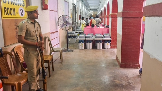 Kalkutta: Ein Sicherheitsbeamter steht am Vorabend der Nachwahlen der Ballygunge-Versammlung vor einem „Tresorraum“, in dem elektronische Wahlmaschinen (EVMs) aufbewahrt werden, Wache (PTI).