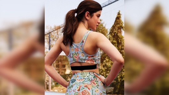 Shanaya Kapoor's cousin Anshula Kapoor left a fire and a heart emoji in the comment section.(Instagram/@shanayakapoor02)