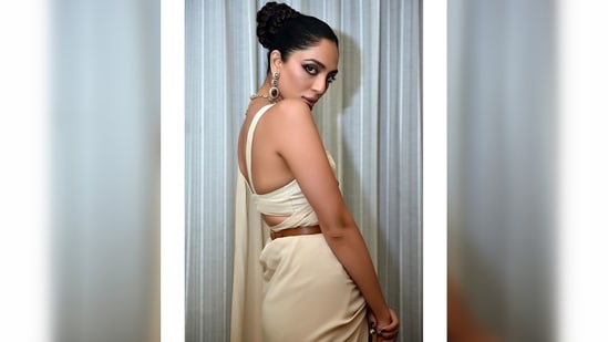 Sobhita Dhulipala accessorised her look with the signature tan half moon purse with the royal Bengal tiger crafted on it and jewellery from the designer's collection.(Instagram/@sobhitad)