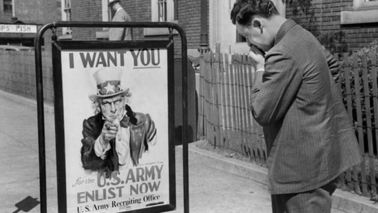 A man looking at the famous US army recruitment sign in Michigan, in 1940(Glasshouse Images/Circa Images/picture alliance)