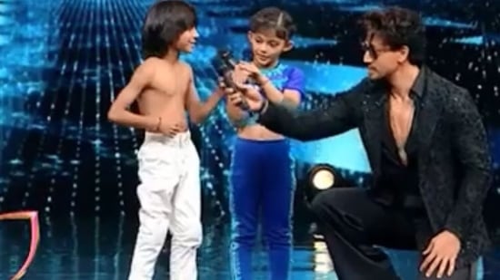 Tiger Shroff talks to a contestant on Dance Deewane Juniors.&nbsp;