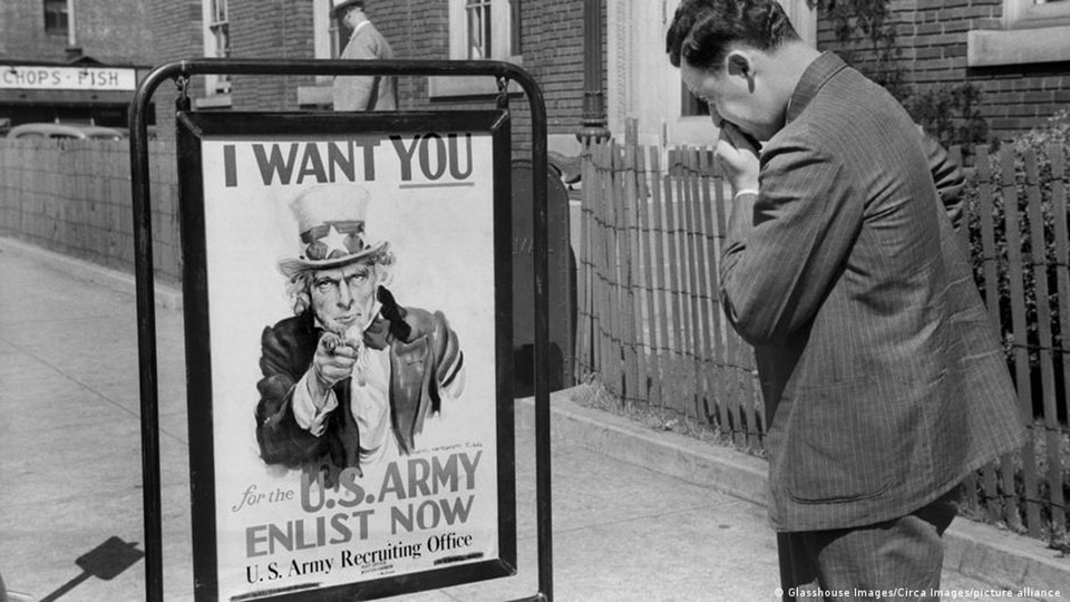A man looking at the famous US army recruitment sign in Michigan, in 1940 (Glasshouse Images/Circa Images/picture alliance) A man looking at the famous US army recruitment sign in Michigan, in 1940 (Glasshouse Images/Circa Images/picture alliance)