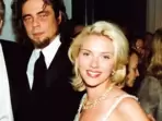 Scarlett Johansson and Benicio del Toro at an awards function in 2004. Scarlett Johansson and Benicio del Toro at an awards function in 2004.