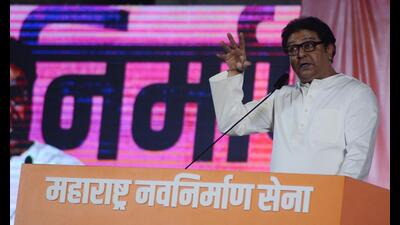 MNS leader, Raj Thackeray, at a rally in Thane on Tuesday. Naupada police have filed a case against Thackeray and two others for holding a sword at the rally. (PRAFUL GANGURDE/HT PHOTO)