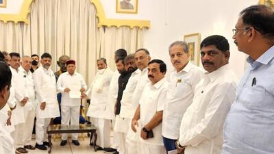 A Congress delegation met Karnataka governor Thaawarchand Gehlot and demanded minister Eshwarappa’s ouster from the cabinet over the alleged suicide of contractor Santosh K Patil. (Twitter/DK Shivakumar) A Congress delegation met Karnataka governor Thaawarchand Gehlot and demanded minister Eshwarappa’s ouster from the cabinet over the alleged suicide of contractor Santosh K Patil. (Twitter/DK Shivakumar)