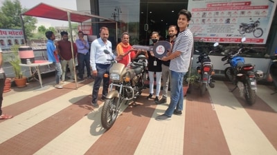 The image of the delivery man getting a bike as a gift. (Twitter/@Adityaaa_Sharma) The image of the delivery man getting a bike as a gift. (Twitter/@Adityaaa_Sharma)