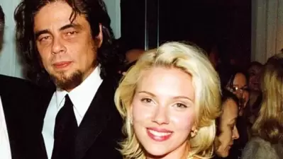 Scarlett Johansson and Benicio del Toro at an awards function in 2004. Scarlett Johansson and Benicio del Toro at an awards function in 2004.