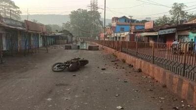 Two groups pelted stones at each other on Joda-Baneikala road in which vehicles of the police and fire services were also vandalised. After the incident, a road blockade was staged at Saheed Nagar Chhak in Joda town of Odisha’s Keonjhar district. (SOURCED.) Two groups pelted stones at each other on Joda-Baneikala road in which vehicles of the police and fire services were also vandalised. After the incident, a road blockade was staged at Saheed Nagar Chhak in Joda town of Odisha’s Keonjhar district. (SOURCED.)