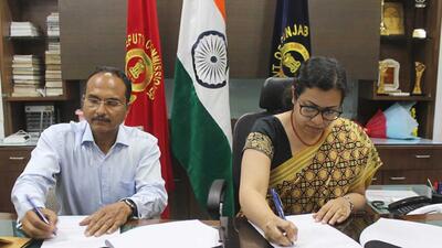 New Ludhiana DC Surbhi Malik with her predecessor Varinder Kumar Sharma on Wednesday. (HT Photo)