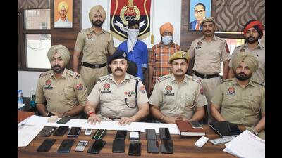Two of the thieves and the mobile phones recovered from them in the Ludhiana police custody. (HT Photo)