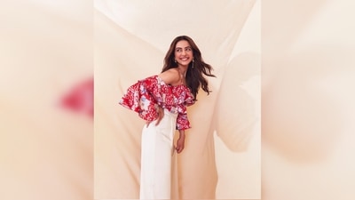 Rakul Preet waved her hair and left it open and wore minimal makeup for the summer sunkissed look. (Instagram/@rakulpreet) Rakul Preet waved her hair and left it open and wore minimal makeup for the summer sunkissed look. (Instagram/@rakulpreet)