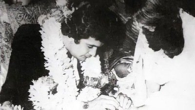 Rishi Kapoor and Neetu Kapoor on their engagement day 43 years ago. Rishi Kapoor and Neetu Kapoor on their engagement day 43 years ago. 