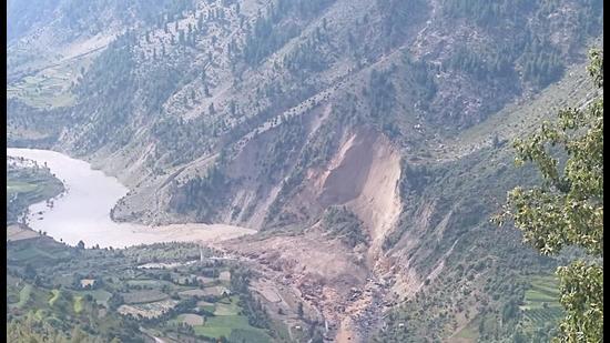 The work of opening the Kunzum Pass highway is underway on a fast face, said Lahaul-Spiti deputy commissioner. (HT File Photo/ Representational image)