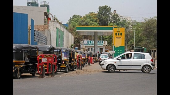 After a week of being stable, the CNG prices in Pune were increased by <span class='webrupee'>₹</span>5 on Wednesday. (Ravindra Joshi/HT PHOTO)