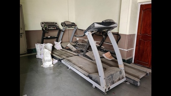 Gym equipment at Swami Ramdev Baba sports complex at Taljai hills are been dumped at a corner. (Rahul Raut/HT PHOTO)