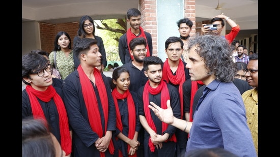 Imtiaz Ali interacts with members of Ibtida, which was founded by him in 1991. (Photo: Dhruv Sethi/HT)