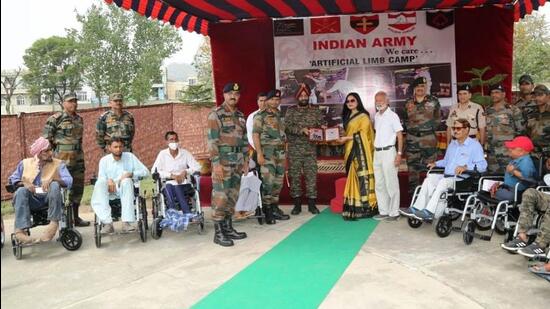 Responding to media queries in Rajouri where the Army celebrated Rajouri Day, General Officer Commanding of the Nagrota-based White Knight Corps, Lt Gen Manjinder Singh refused to comment on the internal situation of Pakistan. He, however, said the army was vigilant on the LoC. (HT Photo)