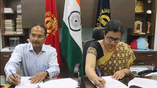 New Ludhiana DC Surbhi Malik with her predecessor Varinder Kumar Sharma on Wednesday. (HT Photo)
