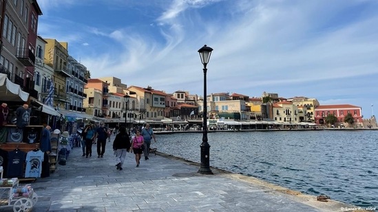 Greece said on Wednesday that pandemic restrictions such as mask-wearing indoors and COVID certificates will be lifted throughout the summer tourism period and authorities will consider reinstating them in September.(Sarah hucal/DW)