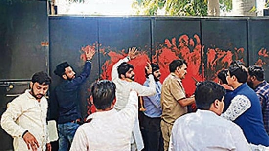 Protesters vandalised property at Kejriwal’s house on March 30.(HT)