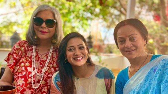 Zeenat Aman, Shweta Tiwari, and Zarina Wahab pose for a picture together.