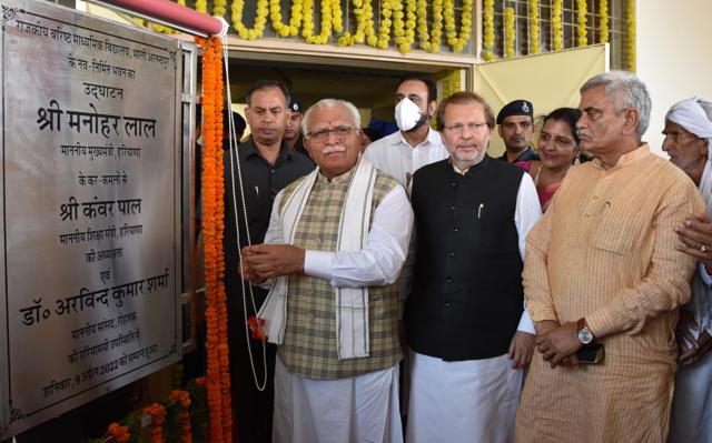 Haryana chief minister Manohar Lal Khattar inaugurating the new building of Government Senior Secondary School at Rohtak’s Anandpur Bhali. (HT Photo) Haryana chief minister Manohar Lal Khattar inaugurating the new building of Government Senior Secondary School at Rohtak’s Anandpur Bhali. (HT Photo)