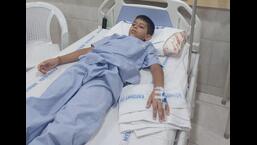 Ten-year-old Ayush Gore getting treatment at a hospital after being beaten by a criminal lawyer in his housing society in Thane.  (HT PHOTO)