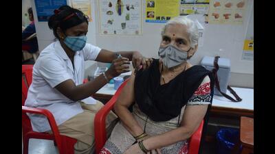 A senior citizen is being administered the precautionary vaccination dose against Covid at CR Wadia Hospital vaccination centre in Thane on Thursday. There has been more than 25% hike in precautionary vaccination doses among senior citizens in Thane city, says the medical officer of TMC. (PRAFUL GANGURDE/HT PHOTO)