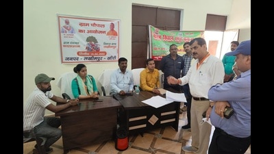 CDO Anil Singh (second from left) at a ‘gram chaupal’ in Kaala Aam village on Thursday. (HT Photo)