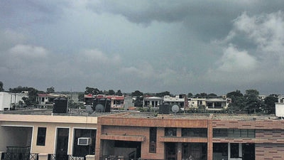 The overcast sky and cool winds caused Chandigarh’s maximum temperature to drop from 36°C at 5.30 pm to 27.6°C at 8.30 pm. (Keshav Singh/HT) The overcast sky and cool winds caused Chandigarh’s maximum temperature to drop from 36°C at 5.30 pm to 27.6°C at 8.30 pm. (Keshav Singh/HT)