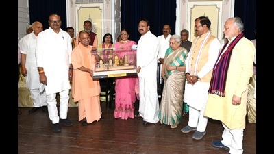 Uttar Pradesh Chief Minister Yogi Adityanath presents a model of KVC to Vice President Venkaiya Naidu in Lucknow on Thursday. (ht photo)