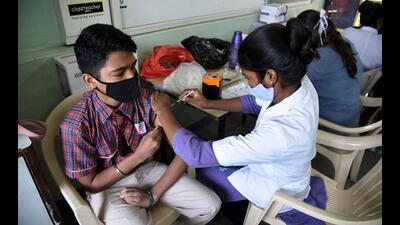 A vaccination drive conducted by Navi Mumbai Municipal Corporation for school students of DAV School in Seawoods. NMMC has completed 74% first dose vaccination against Covid in the 12-15 years category. (BACHCHAN KUMAR/HT PHOTO)