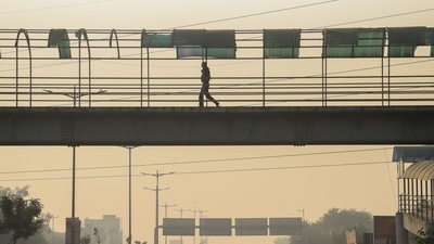 A view near Akshardham, the entire area engulfed in thick smog in New Delhi, India, on Monday, November 15, 2021. (HT Photo) A view near Akshardham, the entire area engulfed in thick smog in New Delhi, India, on Monday, November 15, 2021. (HT Photo)
