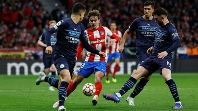 Champions League - Quarter Final - Second Leg - Atletico Madrid v Manchester City - Wanda Metropolitano, Madrid, Spain - April 13, 2022 Atletico Madrid's Antoine Griezmann in action with Manchester City's Aymeric Laporte (REUTERS)