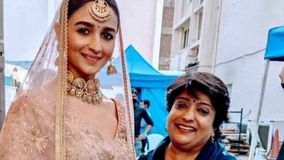 Alia Bhatt posing with mehendi artiste Veena Nagda. Alia Bhatt posing with mehendi artiste Veena Nagda.