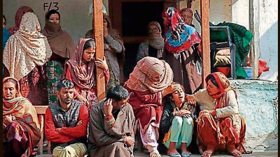 A day after a civilian was shot dead by militants outside his house in Kulgam, his body was consigned to flames at Kakran village in Kulgam. (Waseem Andrabi/HT) A day after a civilian was shot dead by militants outside his house in Kulgam, his body was consigned to flames at Kakran village in Kulgam. (Waseem Andrabi/HT)