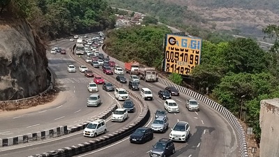 Due to the consecutive holidays, a large queue of vehicles was seen on the Mumbai-Pune Expressway on Thursday. (HT PHOTO)