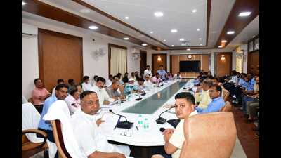 Mayor Naveen Jain presiding over a meeting in Agra Nagar Nigam. (HT)