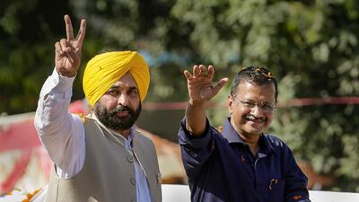 Punjab chief minister Bhagwant Mann with Delhi chief minister Arvind Kejriwal. (PTI) Punjab chief minister Bhagwant Mann with Delhi chief minister Arvind Kejriwal. (PTI)