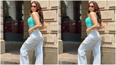 Aamna’s summer fashion diaries are just too amazing. A few days back, Aamna slayed summer fashion in a sleeveless blue cropped top and a pair of distressed denims. (Instagram/@aamnasharifofficial)