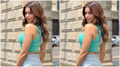 In tinted shades and open tresses, Aamna looked summer-ready in the pictures. (Instagram/@aamnasharifofficial)