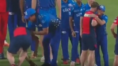 Jonty Rhodes attempted to touch Sachin Tendulkar's feet. (Twitter) Jonty Rhodes attempted to touch Sachin Tendulkar's feet. (Twitter)