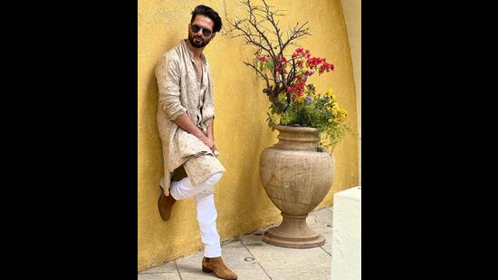 A gold tone braille knotted straight cut kurta by designer Kunal Rawal. (Photo: Instagram/kunalrawalofficial)