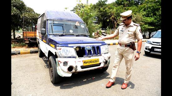Senior police inspector, Ravindra Patil, from NRI Coastal Police Station, inspects the vehicle used to carry cash to be uploaded in ATM machines on Thursday. Police are on the lookout for the vehicle driver who fled with ₹82.50L cash meant for ATM machines on Wednesday night. (BACHCHAN KUMAR/HT PHOTO)