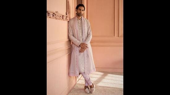 A pink handwoven sequinned mulmul stole embroidered with aari and zardozi threadwork from Tasva Fashion by couturier Tarun Tahiliani. (Instagram/taruntahiliani)