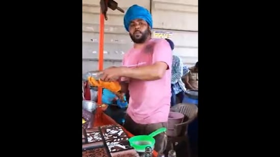 Screengrab from the viral Instagram video showing the lemonade seller singing Thand Paa.&nbsp;(instagram/@13_gouravofficial)