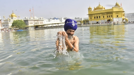 Devotees take a holy dip in the early hours of Thursday and offered prayers at the Golden Temple.(HT Photo/Sameer Sehgal)