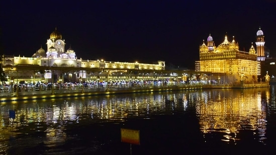 Baisakhi: Devotees take holy dip and offer prayers at Golden Temple ...