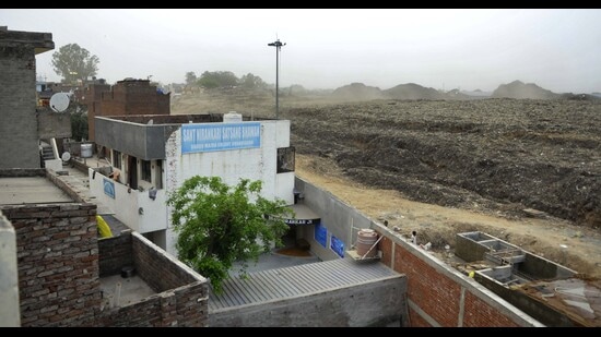 The landfill is located right in the middle of the residential area, exposing residents of Dadumajra, Sector 38 (West), Sector 25 and Dhanas Colony in Chandigarh to various health hazards. (Keshav Singh/HT)