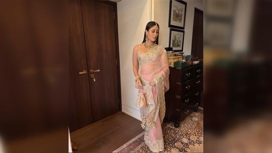 Kareena Kapoor accessorised her 6 yards with a jewellery set that comprises a layered necklace, long earrings and mang tikka.(Instagram/@manishmalhotra05)